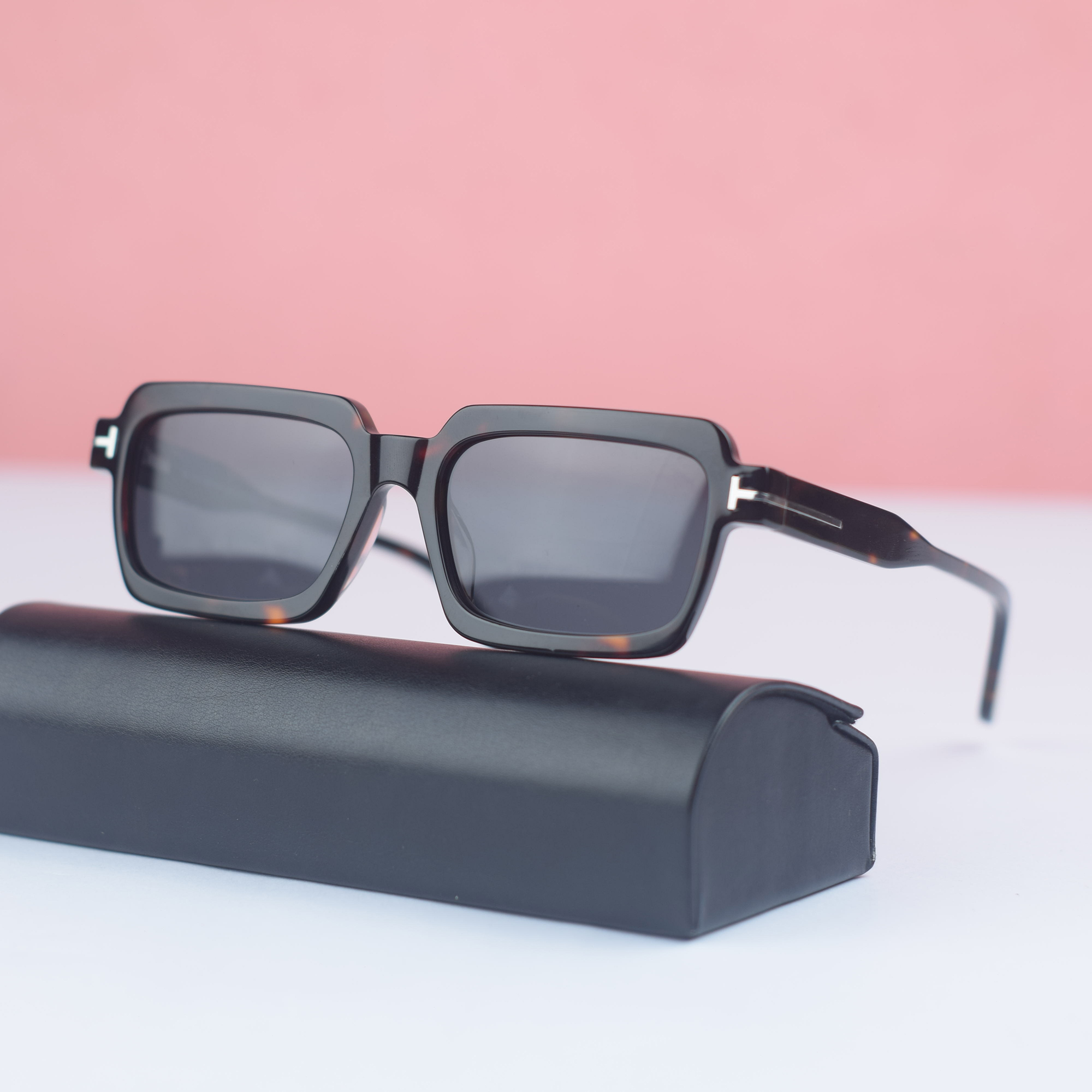 Tom-ford_squared_frame_Black_lens