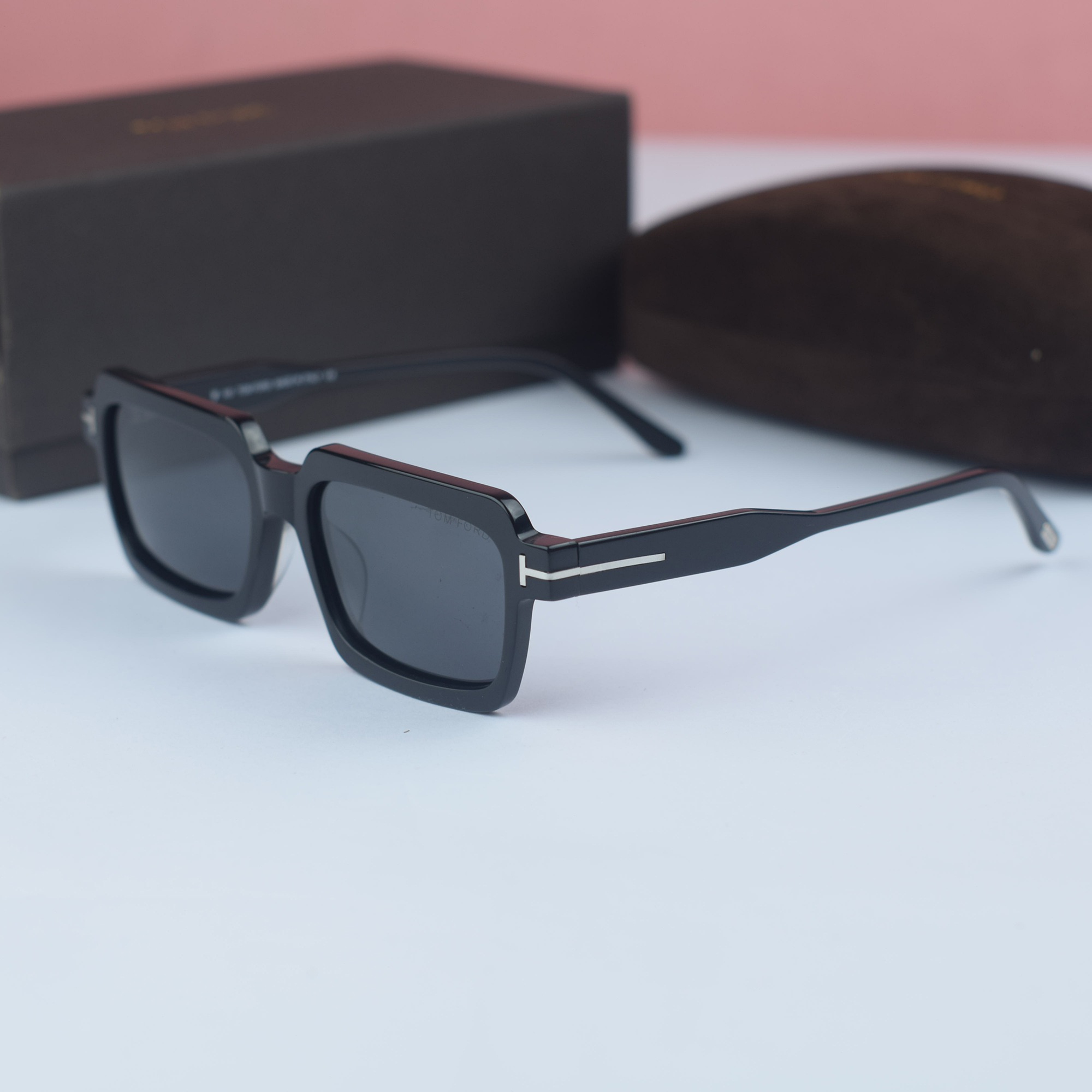 tom_ford_black_frame_black_lens
